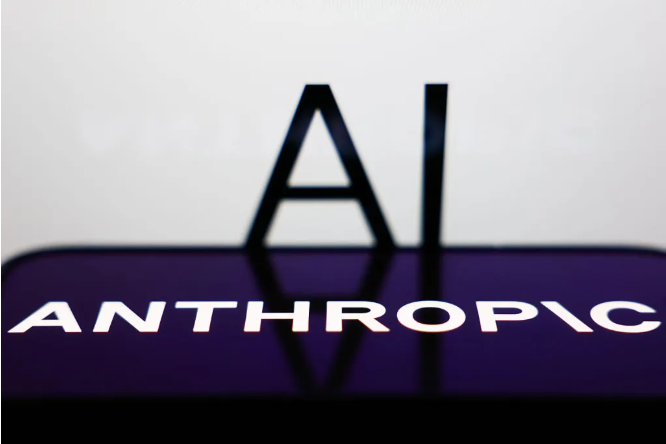 앞쪽의 짙은 보라빛 화면에 흰색 대문자 ANTHROPIC 문구가 떠 있고 그 뒤편 흰색 배경 앞에 검은색 입체 글자 AI가 세워져 화면 표면에 반사된 클로즈업 사진.